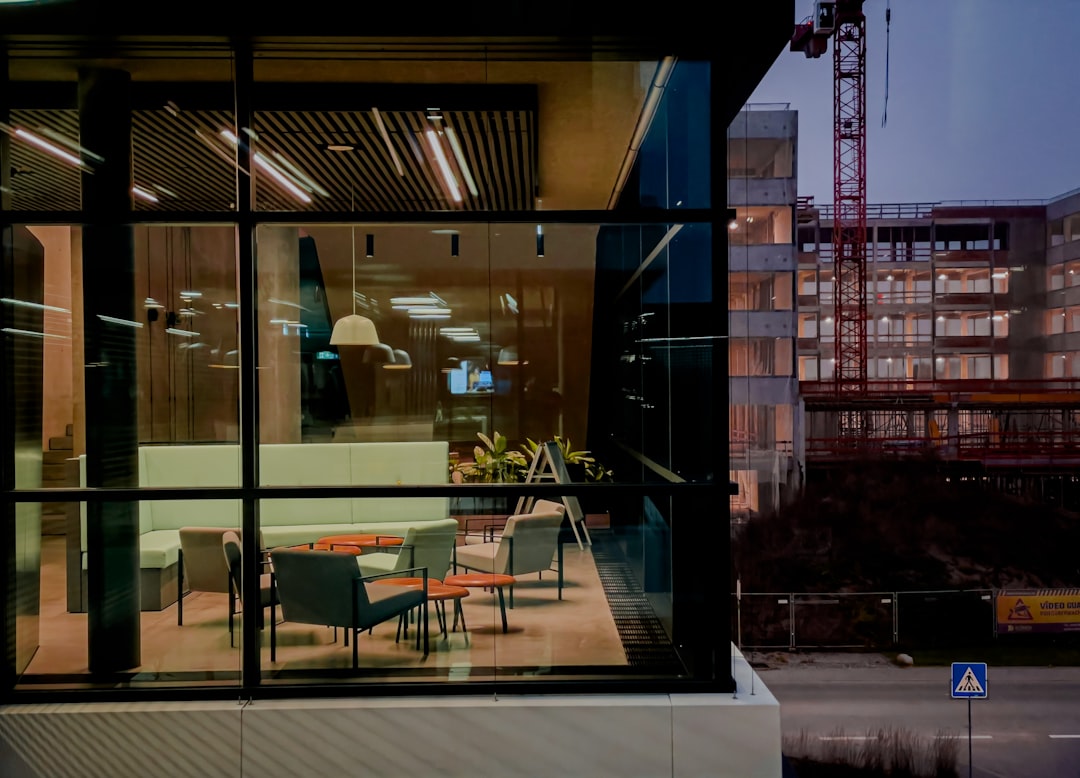 façade d'immeuble de bureaux avec grandes fenêtres